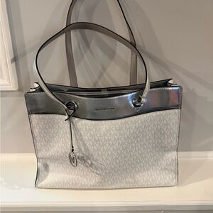 MICHAEL KORS JET SET TRAVEL LG LAPTOP TOTE SHOULDER BAG MK
Needs TLC